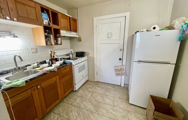 Studio, 1 bath, $725, Unit 11