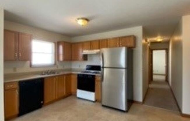 2 beds, 1 bath, $895, Unit APT. 3