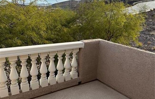 Beautiful 3 bedroom w loft 2.5 bath townhouse in Henderson, Gated community!