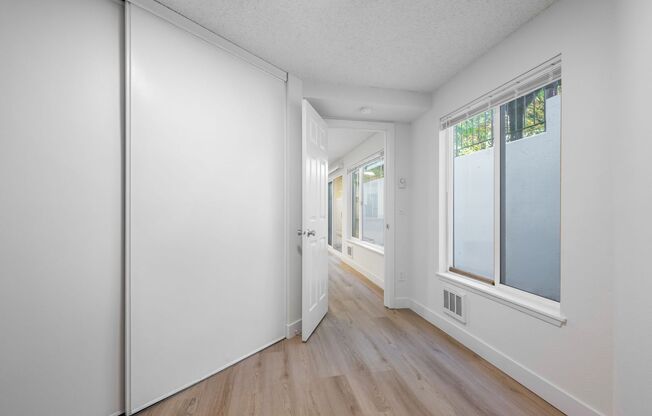 2 beds, 1 bath, 815 sqft, $2,220, Unit 105