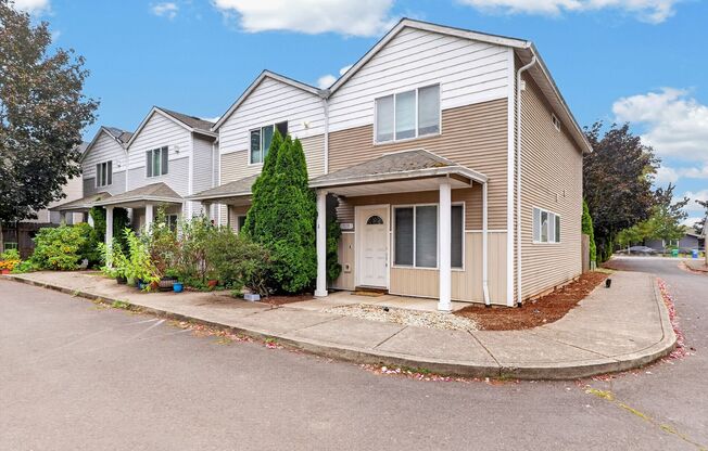 Charming End-Unit 2 Bedroom/1.5 Bath Townhouse-Style Condo with Private Fenced Yard!