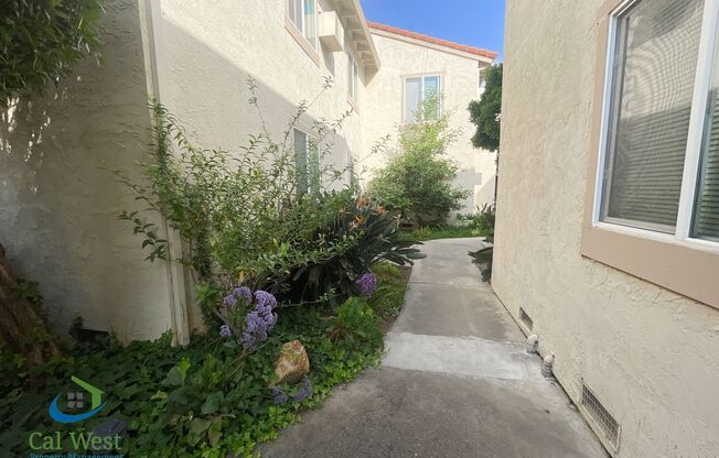 $2,595 - Spacious 2 Bedroom, 1 Bath, upstairs corner apartment in clean well maintained quiet Morgan Hill complex