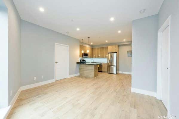 2 beds, 1 bath, $2,800, Unit 3R