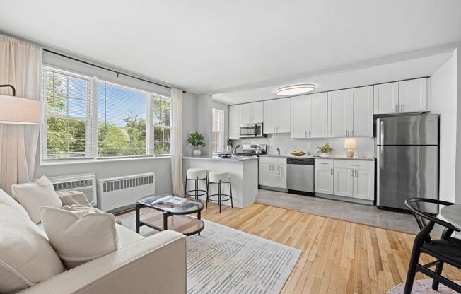 2 beds, 1 bath, 785 sqft, $2,240, Unit B3-3