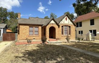 HISTORIC 2-BEDROOM HOME NEAR WOODLAWN LAKE