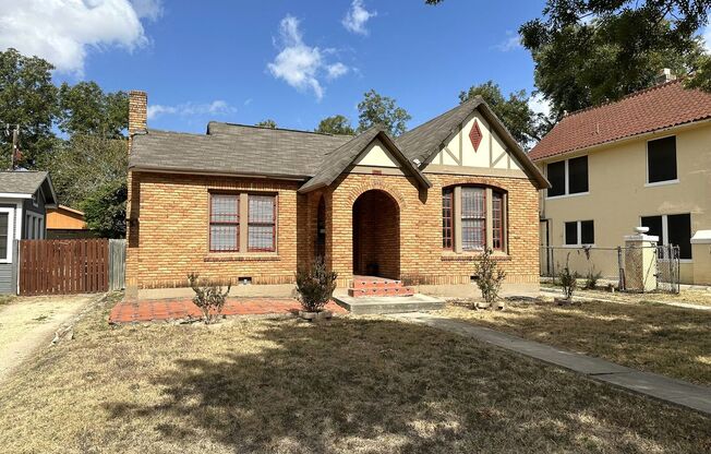 HISTORIC 2-BEDROOM HOME NEAR WOODLAWN LAKE