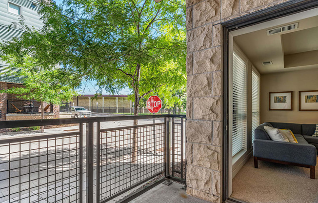 additional photo for property listing at chic digs with room to stretch out in the village 22 car