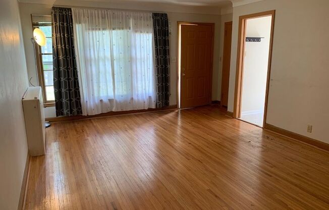 2 Bed/1 Bath Apt- Lower level unit- Available Nov 1