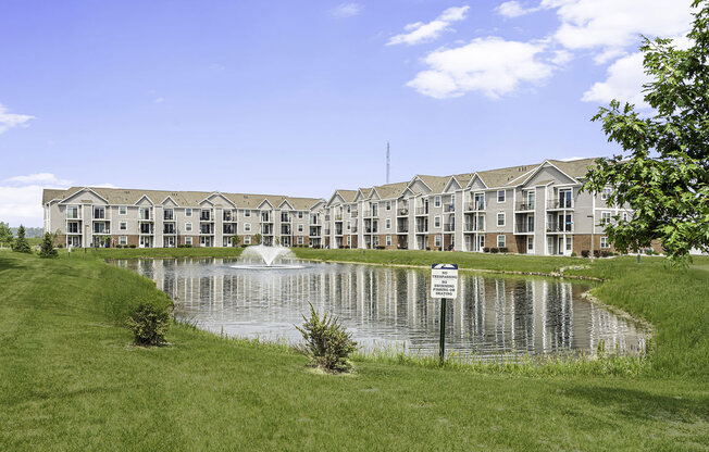 Ponds with Fountain Views at Tracy Creek Apartments, Perrysburg, Ohio