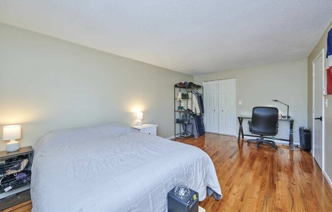2 beds, 1 bath, 906 sqft, $2,300, Unit 215