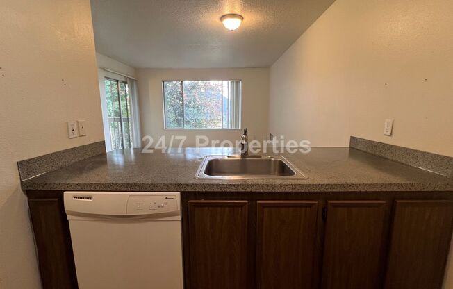 SE Portland - 2BD I 1BA Apt - Top Floor w/ Balcony!