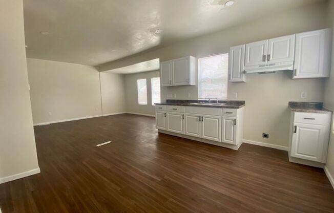 2 beds, 1 bath, 900 sqft, $1,165