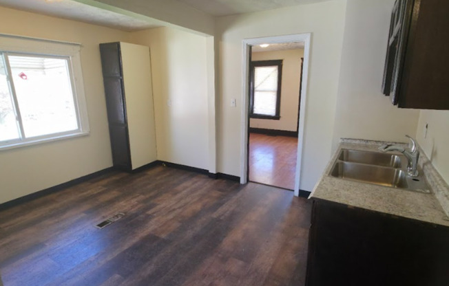 Single Family Home 2 beds 1 bath Available Now!