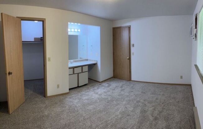 2 beds, 1 bath, 826 sqft, $1,295, Unit 14