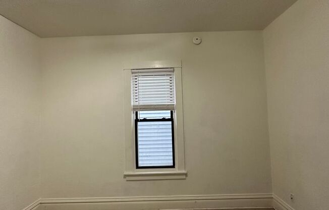 2 beds, 1 bath, 2 sqft, $900, Unit 2804 W Lincoln Ave