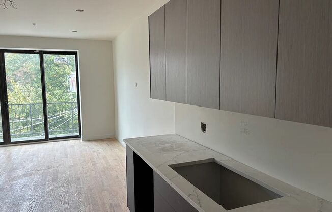 Brand new construction boutique elevator building right in the heart of Lincoln Park! Steps to restaurants like Galit and Yaya Cafe and just over a block to the red line Fullerton stop.