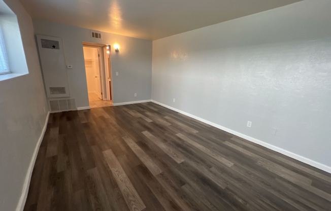 Garden Level Studio Within Walking Distance to Exposition Park!