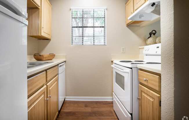 model kitchen at Summit Ridge Apartments, Temple, TX, 76502