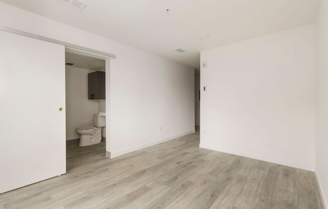 Studio, 1 bath, 301 sqft, $1,182, Unit B07