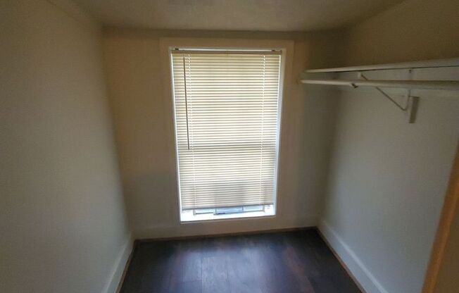 3 beds, 1 bath, $975, Unit 109