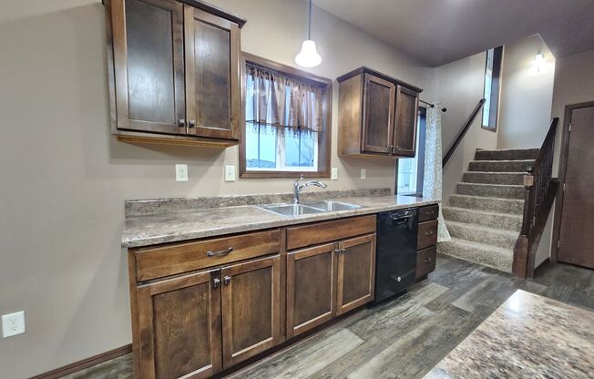 Charming 2-Bedroom Townhome in South Side Sioux Falls - Open Floor Plan, Vaulted Ceilings, and More!