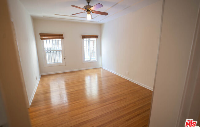1210 S La Jolla Ave