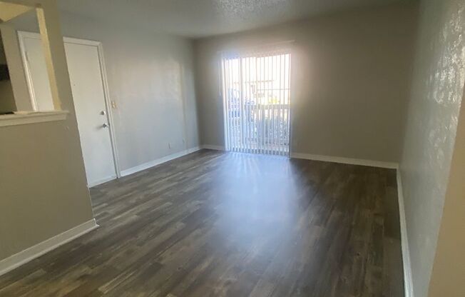 2 beds, 1 bath, 900 sqft, $1,051, Unit 09H