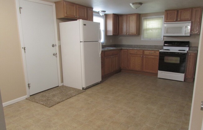 3 beds, 1 bath, 1,120 sqft, $1,100, Unit r135