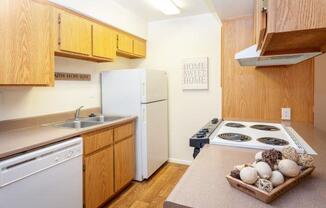 Modern Kitchen With Custom Cabinet at Glen Oaks Apartments, Glendale, Arizona