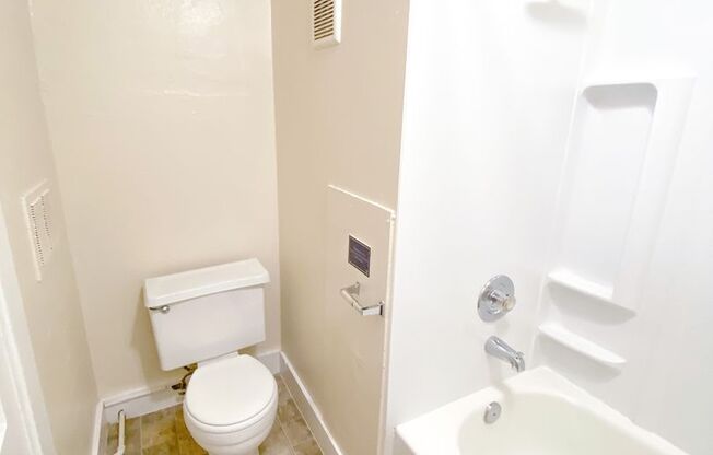 Studio, 1 bath, 380 sqft, $1,295, Unit 406