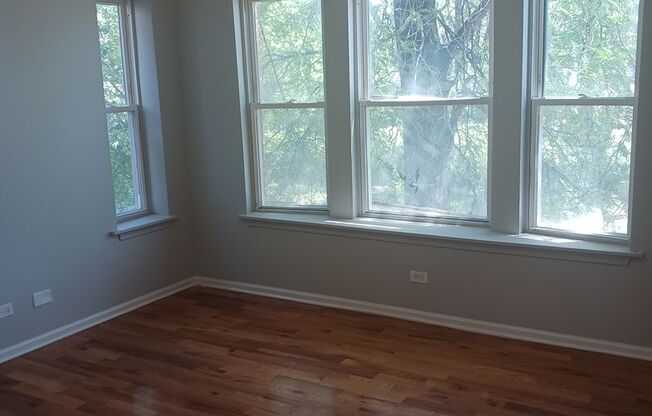 2 beds, 1 bath, $1,300