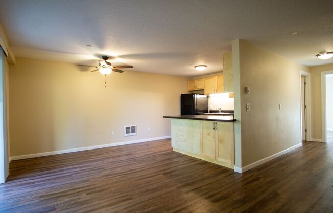 Tranquil 2nd Floor 1 Bed, Large Private Deck, Close to Mt. Hood Community College!