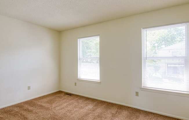 Room with large windows at The Everett Apartments , Roanoke, VA 24018