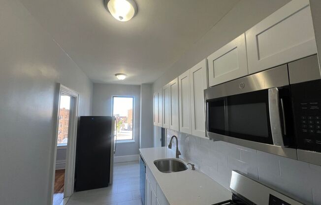 2 beds, 1 bath, $2,400, Unit E14