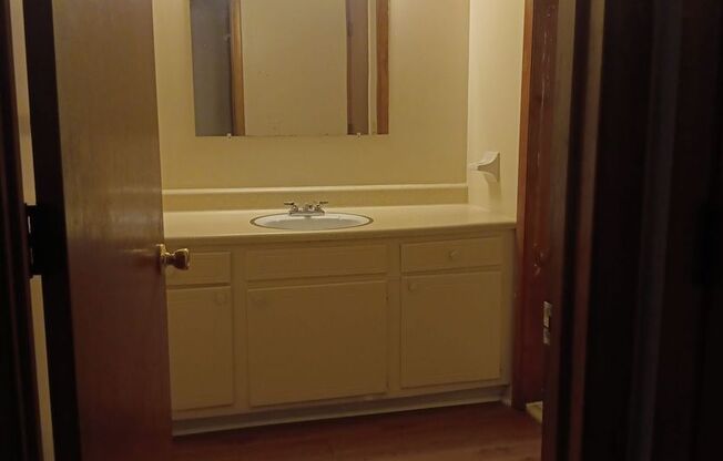 2 beds, 1 bath, 950 sqft, $1,085, Unit K19 Manor