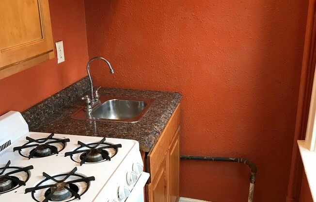 Studio, 1 bath, $725, Unit 15