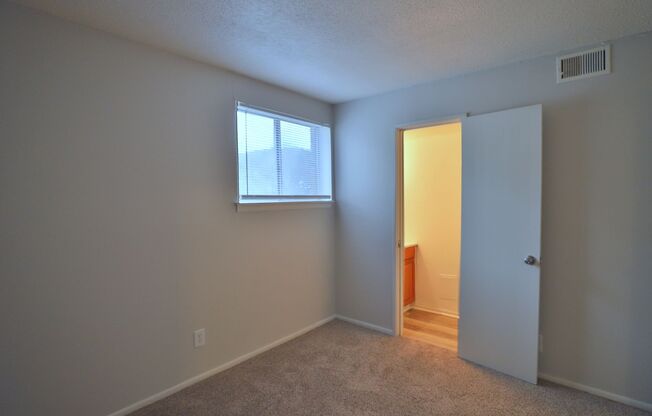 2 beds, 1.5 baths, 920 sqft, $875, Unit 1420 West Glen Avenue Apt 302