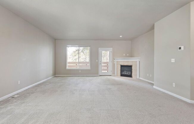Bright, spacious 3-bdrm/2.5 bath Tigard townhome. Fireplace, balcony, 2-car garage, W/D
