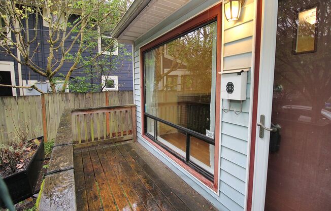 RENT SPECIAL - Charming Mid Century 2++ Bedroom Overlook House