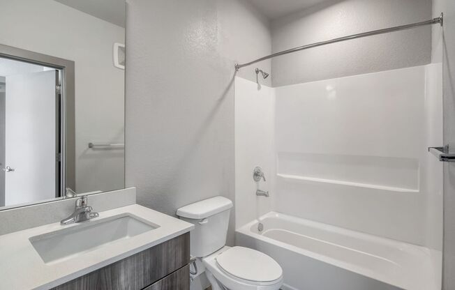 3 beds, 3 baths, 900 sqft, $2,400, Unit 204