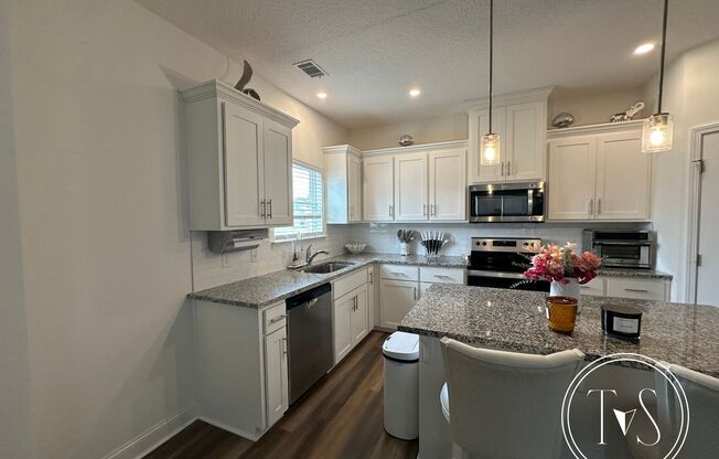 RATE DROP ALERT (was $2500/month) and FALL MOVE-IN SPECIAL: $1000 OFF 1ST MONTH'S RENT!*