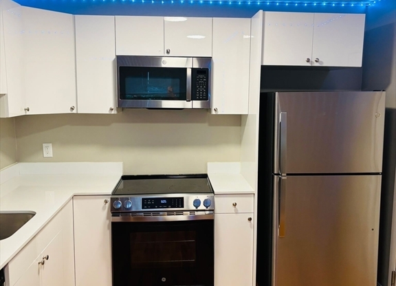 2 beds, 1 bath, 950 sqft, $2,800, Unit 7