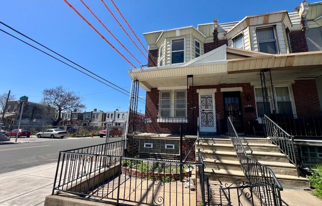 Stunning 3-Bedroom Townhome in Carroll Park! Available NOW!