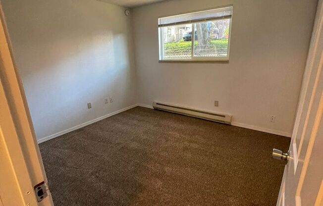 2 beds, 1 bath, 850 sqft, $1,749, Unit B-24