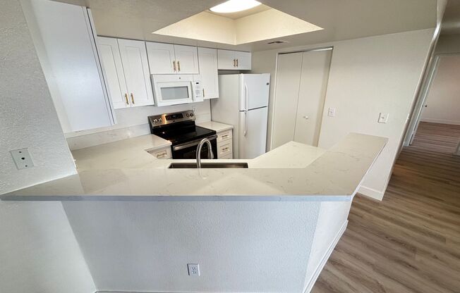 Beautiful 2Bed/2Bath 1st Floor Condo located near Boca Park!