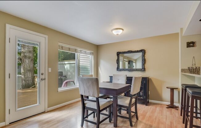Lovely 2 bed Kirkland home