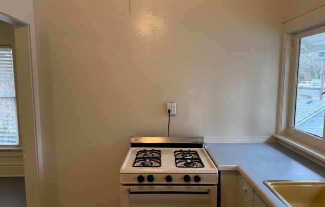 Studio, 1 bath, $750, Unit 455 W 12th Ave. #202