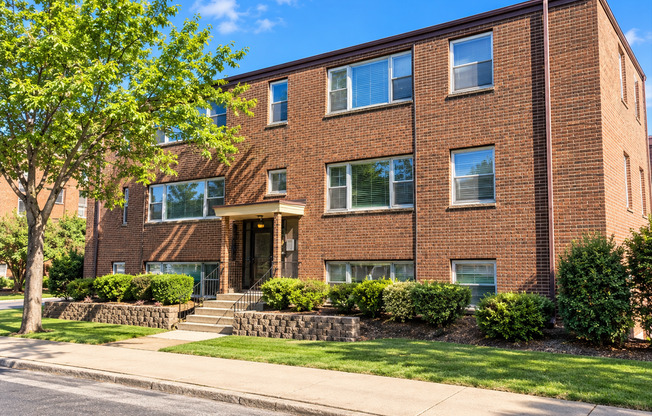 Spacious & Affordable Highland Park 1BR Near St. Kate’s — Only $1,049!