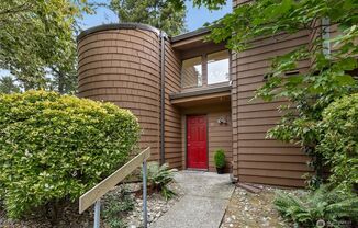 Great 1bed 1bath Location in Kirkland! Next to Village at Totem Lake Mall