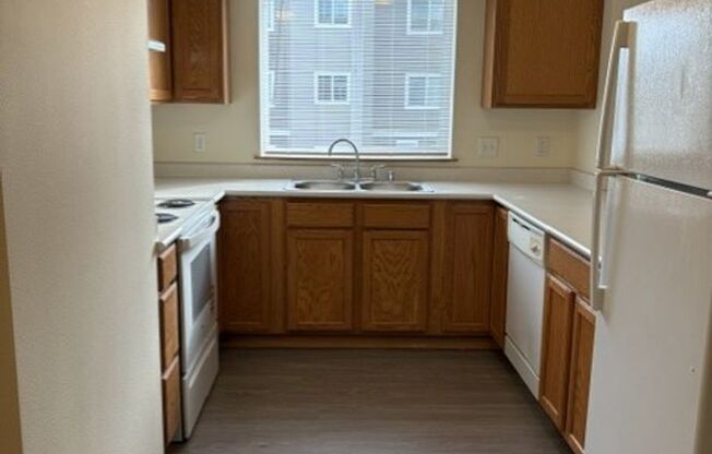 3 beds, 2 baths, 1,002 sqft, $1,800, Unit 63-305